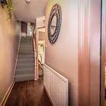 Escape Sleeps 6 度假居 *